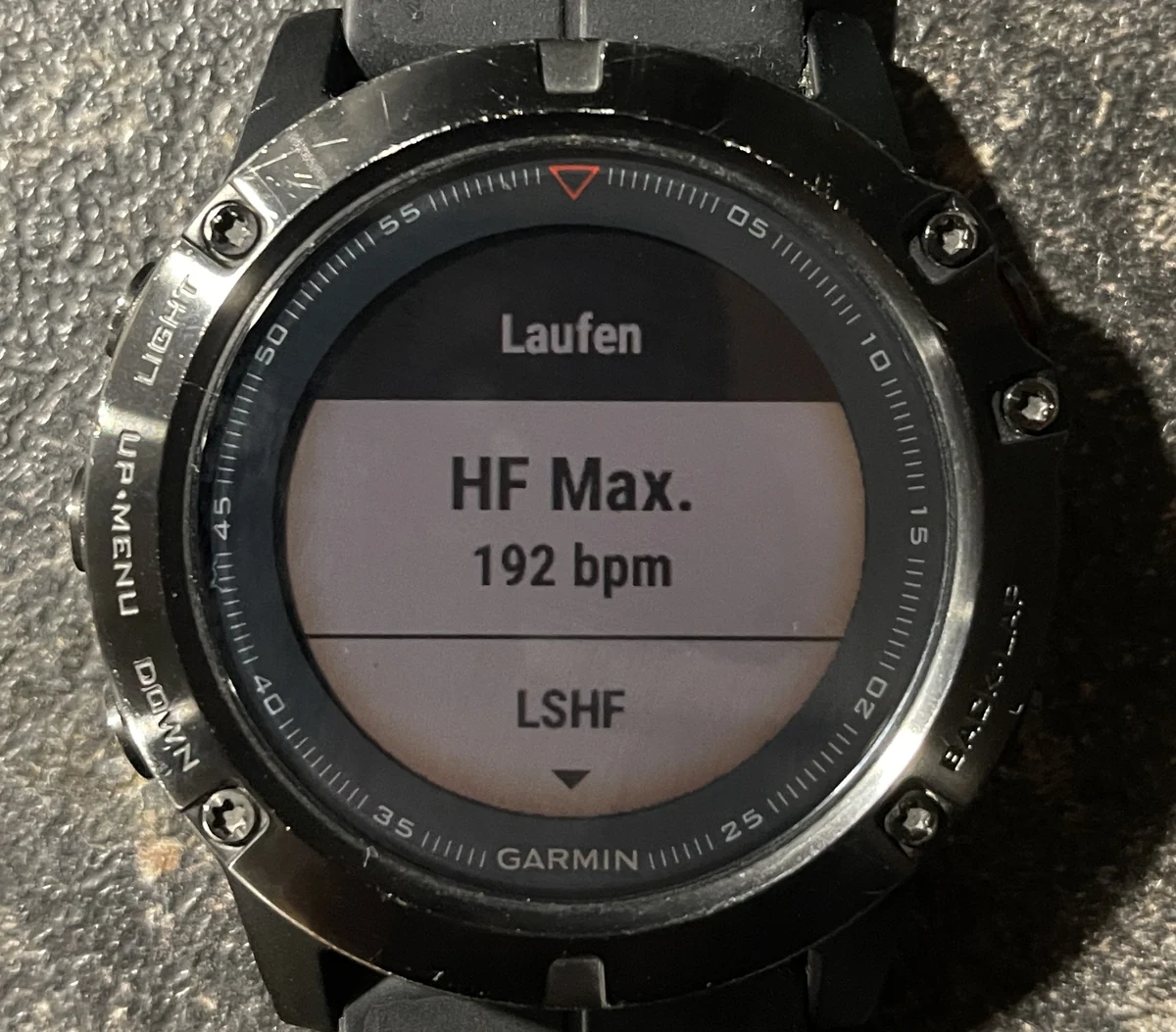Display einer Garmin Fenix 5X mit der Einstellung HF Max. 192 bpm im Profil Laufen